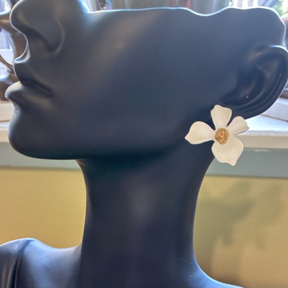 Chic White Flower Earrings - Picture 2 of 3